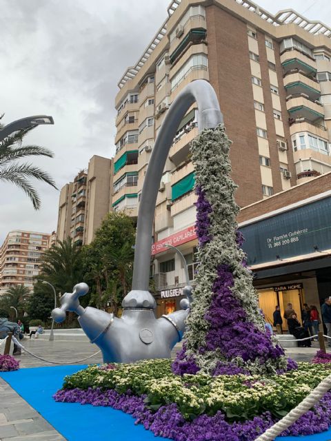 Grifos de cuatro metros para concienciar sobre la calidad del agua corriente y la eliminación de plásticos