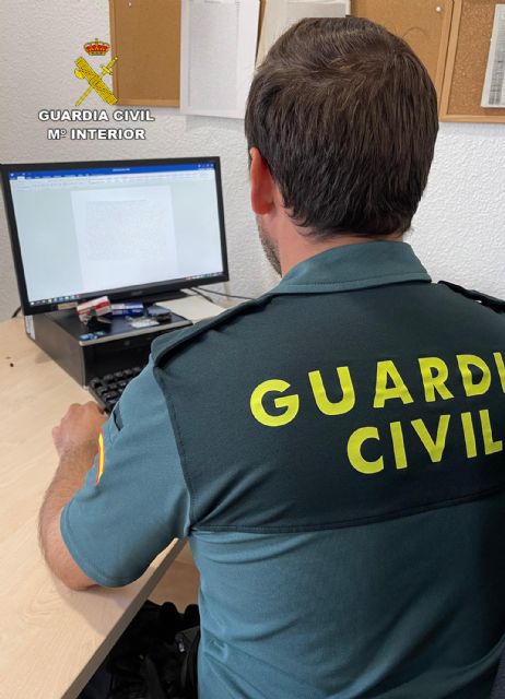 La Guardia Civil detiene a dos 'tironeros' que arrebataron una cadena de oro a un anciano en Beniel