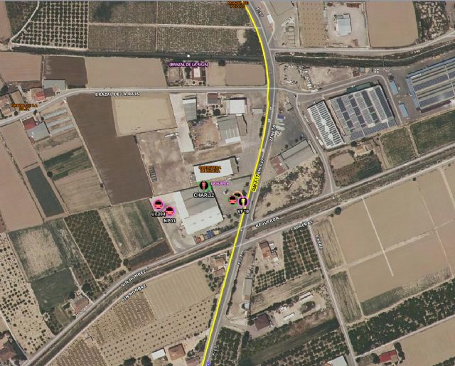 Bomberos trabajan en el incendio de un almacén de cítricos en Beniel
