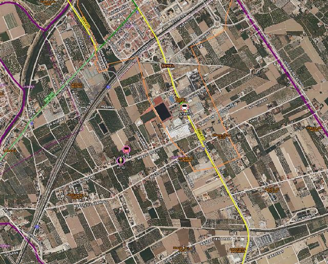 Servicios de emergencia trabajan en el incendio de un huerto en Beniel
