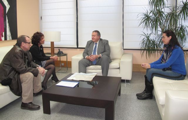 El consejero de Fomento se reúne con la alcaldesa de Beniel
