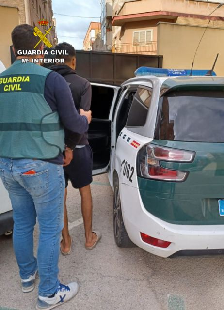 La Guardia Civil detiene a tres experimentados delincuentes por cuatro robos con violencia en Beniel