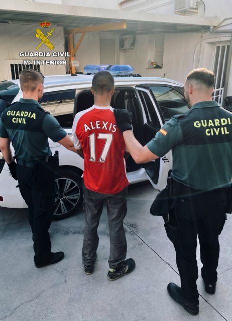La Guardia Civil detiene a un joven que utilizaba vehículos del taller mecánico de su padre para robar en viviendas