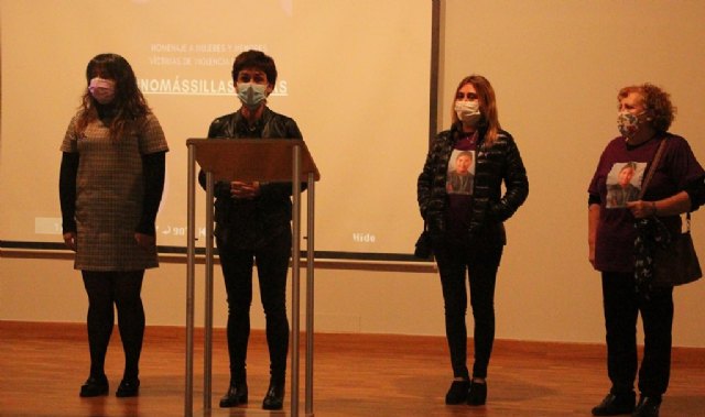 Beniel ha homenajeado a mujeres y menores víctimas de violencia de género con motivo del 25N