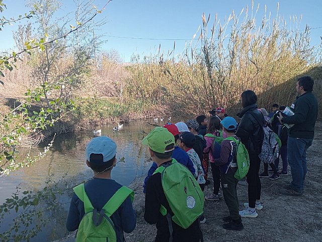 Los más pequeños disfrutan del bosque de ribera de Beniel
