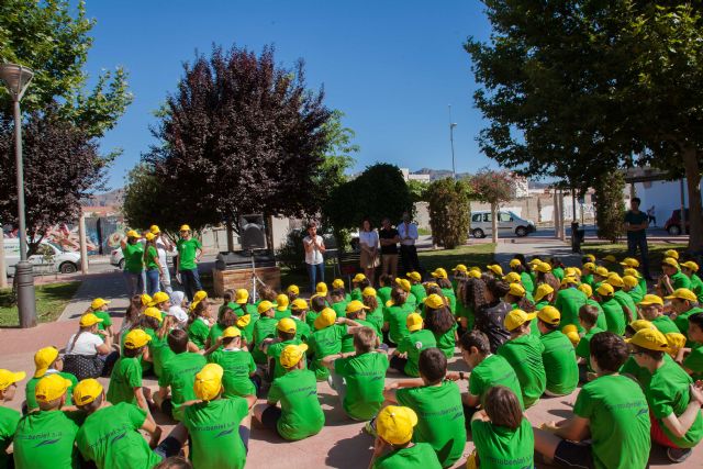 Más de cien niños de Beniel apadrinan un árbol por el Día Mundial Del Medio Ambiente