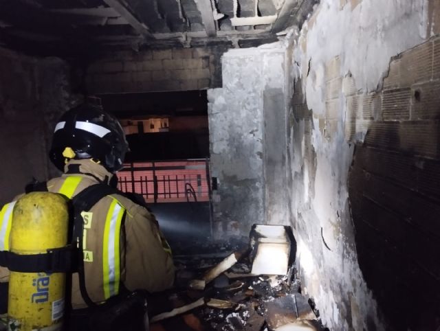 Bomberos apagan el incendio de una vivienda en el casco urbano Beniel