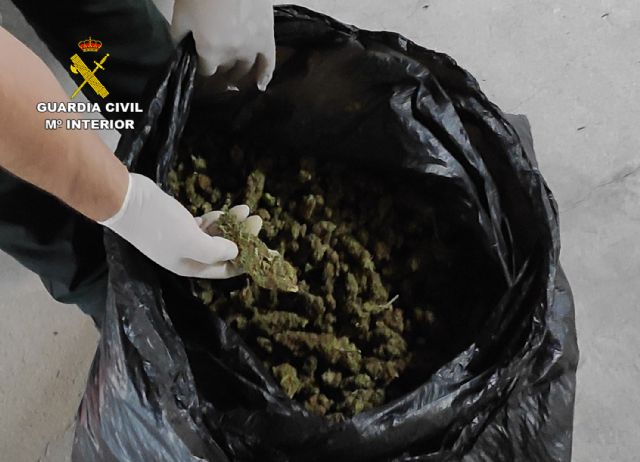 La Guardia Civil sorprende a dos personas en Beniel con más de cuatro kilos de cogollos de marihuana