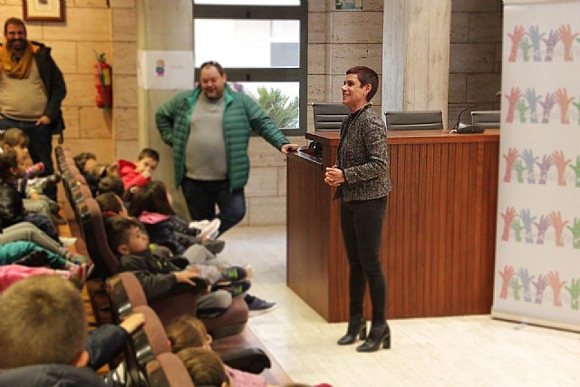 Mari Carmen Morales recibe a escolares en el Ayuntamiento con motivo Día Universal de la Infancia