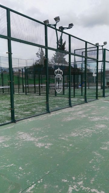 Se renueva el césped artificial de las pista de pádel de la zona deportiva de Beniel