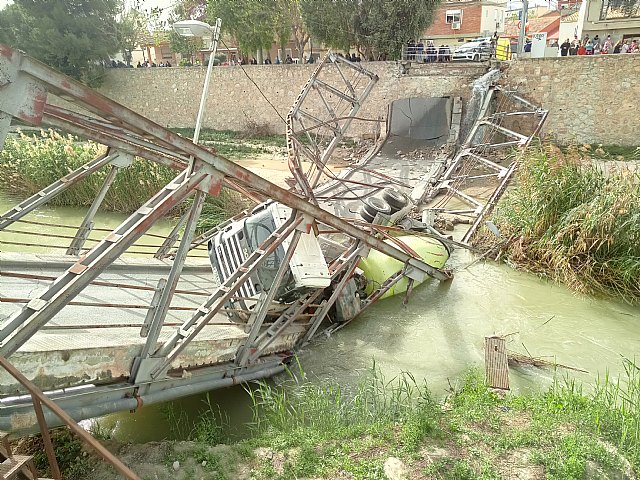Atienden al conductor de un camión hormigonera que se ha precipitado al río, tras ceder un puente a su paso, en Beniel